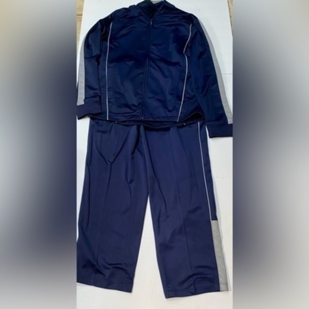 BLIE REEBOK JACKET SIZE MED AND BLUE REEBOK PANTS SIZE LARGE